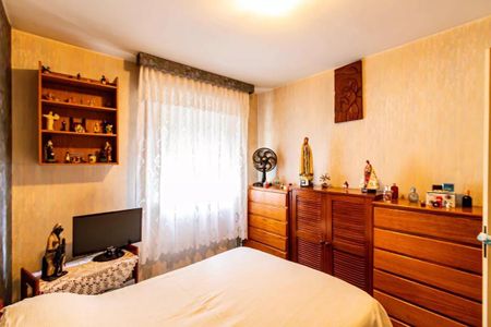 Apartamento à venda com 84m², 3 quartos e 2 vagasQuarto com mobília simples e decoração religiosa, com uma cama e um armário de madeira.