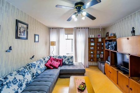 Sala de estar com sofá, mesa e TV, com decoração simples e iluminação natural. de apartamento à venda com 3 quartos, 84m² em Casa Verde, São Paulo