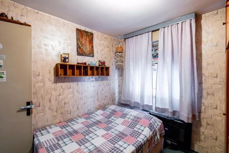 Apartamento à venda com 84m², 3 quartos e 2 vagasQuarto simples com cama de solteiro e móveis simples, com uma janela com cortinas claras.