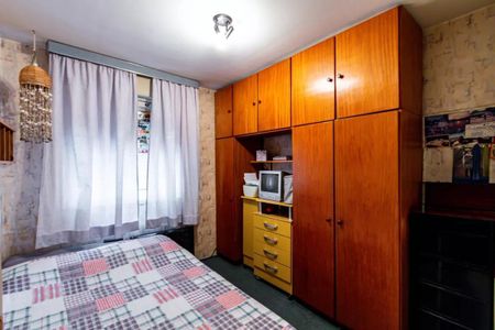 Apartamento à venda com 84m², 3 quartos e 2 vagasQuarto simples com cama, armário e TV pequena.