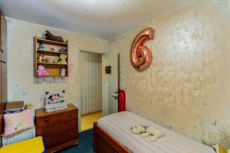 Quarto infantil com decoração de brinquedos e uma cama simples, com um número 6 em balão. de apartamento à venda com 3 quartos, 84m² em Casa Verde, São Paulo