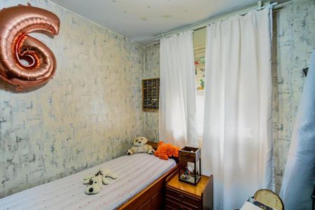 Apartamento à venda com 84m², 3 quartos e 2 vagasQuarto infantil com decoração simples e brinquedos de animais.