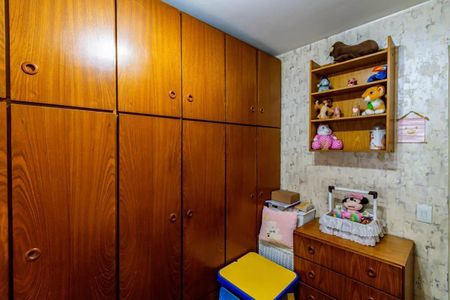 Apartamento à venda com 84m², 3 quartos e 2 vagasCabinete de madeira com prateleiras e armários para crianças, com brinquedos e decoração infantil.