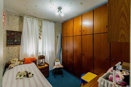 Apartamento à venda com 84m², 3 quartos e 2 vagasQuarto infantil com cama simples, móveis de madeira e brinquedos espalhados pelo chão.