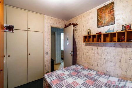 Apartamento à venda com 84m², 3 quartos e 2 vagasQuarto simples com cama e armários, com uma pintura na parede e uma porta para o banheiro.