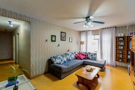 Sala de estar com sofá, mesa de centro e parede com fotos e decoração. de apartamento à venda com 3 quartos, 84m² em Casa Verde, São Paulo