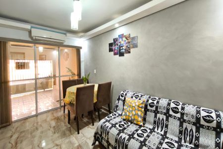 Casa à venda com 110m², 2 quartos e 2 vagasSala