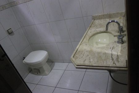 Casa para alugar com 247m², 4 quartos e 3 vagasBanheiro social 