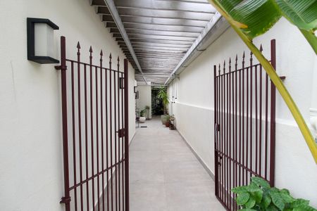Casa para alugar com 300m², 3 quartos e 4 vagasCorredor externo