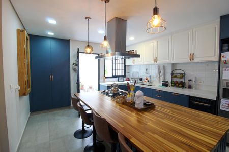 Cozinha de casa para alugar com 3 quartos, 300m² em Caxingui, São Paulo