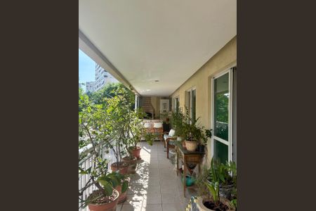 Apartamento à venda com 117m², 2 quartos e 2 vagasVaranda