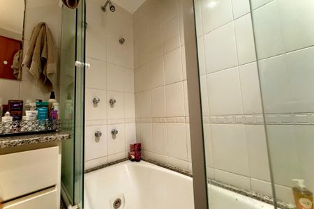 Apartamento à venda com 117m², 2 quartos e 2 vagas Apartamento à venda com 117m², 2 quartos e 2 vagasBanheiro social