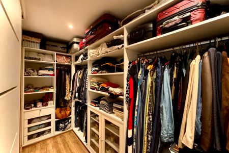 Apartamento à venda com 117m², 2 quartos e 2 vagas Apartamento à venda com 117m², 2 quartos e 2 vagasCloset da Suíte