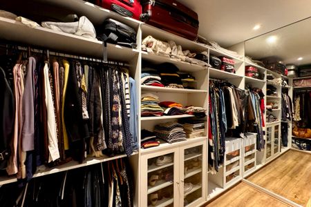 Apartamento à venda com 117m², 2 quartos e 2 vagas Apartamento à venda com 117m², 2 quartos e 2 vagasCloset da Suíte