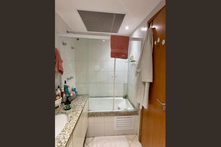 Apartamento à venda com 117m², 2 quartos e 2 vagasBanheiro 