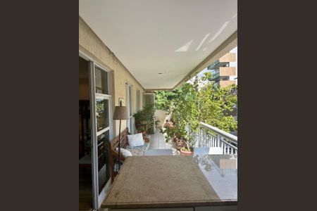 Apartamento à venda com 117m², 2 quartos e 2 vagasVaranda