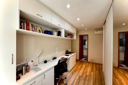Apartamento à venda com 117m², 2 quartos e 2 vagas Apartamento à venda com 117m², 2 quartos e 2 vagasEscritório