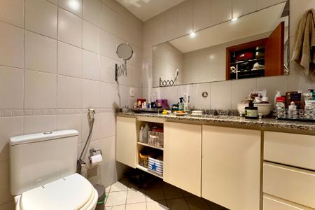 Apartamento à venda com 117m², 2 quartos e 2 vagas Apartamento à venda com 117m², 2 quartos e 2 vagasBanheiro social