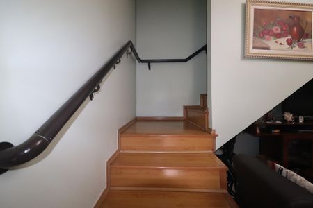 Casa à venda com 107m², 2 quartos e 2 vagasEscada