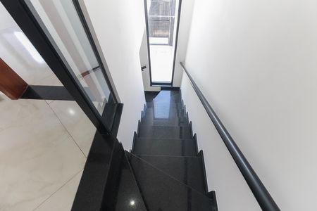 Casa à venda com 70m², 2 quartos e 2 vagas Casa à venda com 70m², 2 quartos e 2 vagasEscada