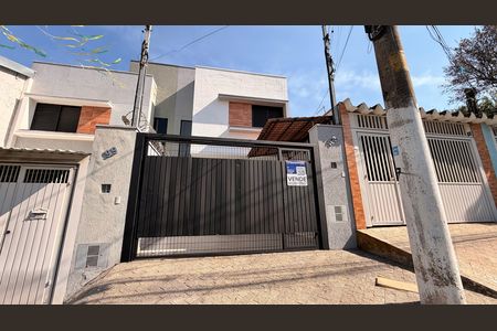 Casa à venda com 70m², 2 quartos e 2 vagas Casa à venda com 70m², 2 quartos e 2 vagasFachada