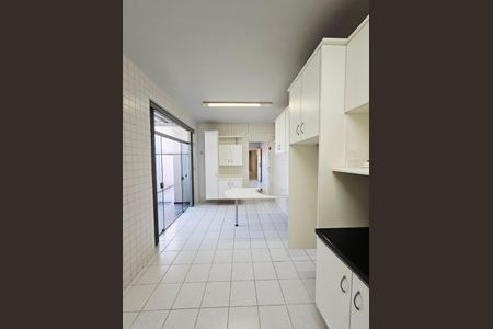 Casa à venda com 174m², 4 quartos e 2 vagas Casa à venda com 174m², 4 quartos e 2 vagasCozinha