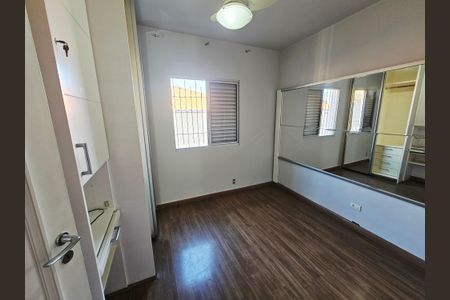 Casa à venda com 174m², 4 quartos e 2 vagas Casa à venda com 174m², 4 quartos e 2 vagasQuarto