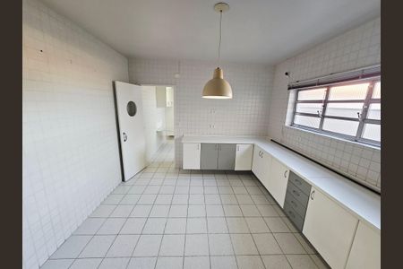 Casa à venda com 174m², 4 quartos e 2 vagas Casa à venda com 174m², 4 quartos e 2 vagasCozinha