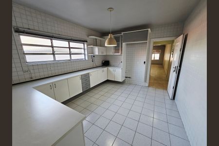 Casa à venda com 174m², 4 quartos e 2 vagas Casa à venda com 174m², 4 quartos e 2 vagasCozinha