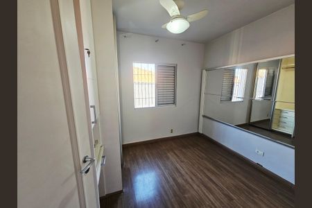 Casa à venda com 174m², 4 quartos e 2 vagas Casa à venda com 174m², 4 quartos e 2 vagasQuarto