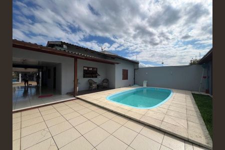 Casa para alugar com 200m², 2 quartos e 2 vagas Casa para alugar com 200m², 2 quartos e 2 vagasPiscina