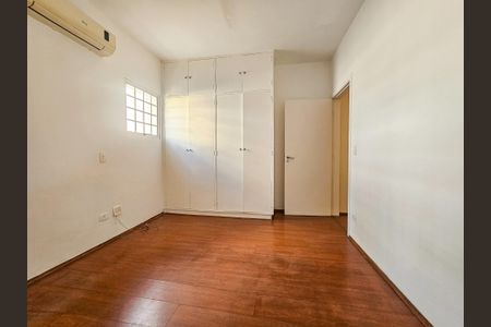 Casa à venda com 140m², 4 quartos e 2 vagasSuite 1