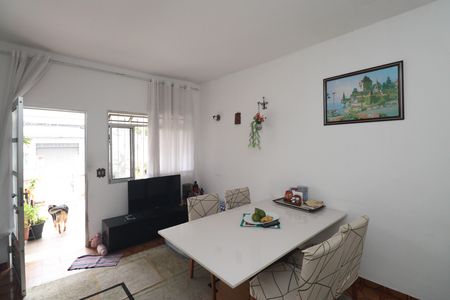 Casa à venda com 147m², 2 quartos e 4 vagas Casa à venda com 147m², 2 quartos e 4 vagasSala
