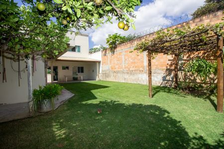 Casa à venda com 300m², 3 quartos e 4 vagasQuintal