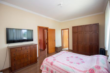 Casa à venda com 300m², 3 quartos e 4 vagasQuarto Suíte