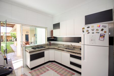 Casa à venda com 300m², 3 quartos e 4 vagasCozinha e Área de Serviço