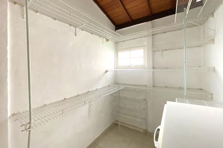 Casa à venda com 171m², 3 quartos e 5 vagas Casa à venda com 171m², 3 quartos e 5 vagasCasa 2 – Closet Suite 1