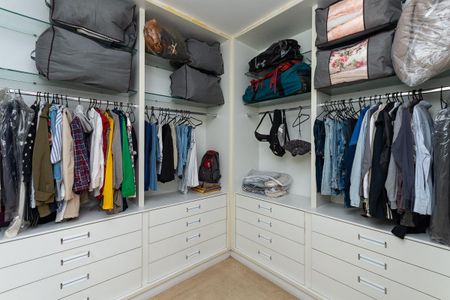 Apartamento à venda com 235m², 4 quartos e 1 vaga Apartamento à venda com 235m², 4 quartos e 1 vagaCloset Quarto 4 Suíte