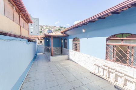 Casa para alugar com 100m², 2 quartos e 1 vagaGaragem/Entrada