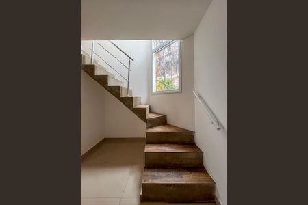 Casa de condomínio à venda com 85m², 2 quartos e 1 vaga Casa de condomínio à venda com 85m², 2 quartos e 1 vagaEscada
