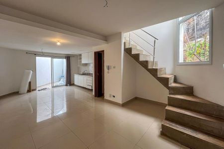 Sala de casa de condomínio à venda com 2 quartos, 85m² em Vila Brasilio Machado, São Paulo