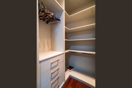 Apartamento à venda com 140m², 3 quartos e 1 vaga Apartamento à venda com 140m², 3 quartos e 1 vagaCloset da Suíte 1