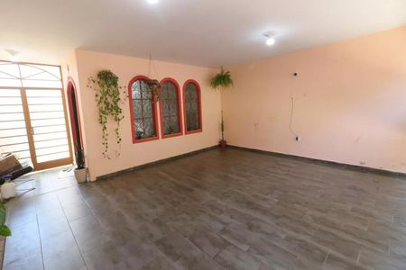 Sala com piso de porcelanato, janelas arqueadas e plantas pendentes. de casa à venda com 3 quartos, 161m² em Jardim D’abril, Osasco