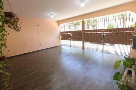 Espaço aberto com piso de porcelanato, janelas grandes e iluminação natural, sem decoração. de casa à venda com 3 quartos, 161m² em Jardim D’abril, Osasco