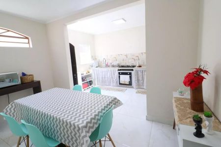 Cozinha com mesa e cadeiras, fogão e geladeira, iluminação natural e boa, com alguns objetos de decoração. de casa à venda com 3 quartos, 161m² em Jardim D’abril, Osasco