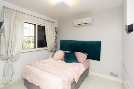 Apartamento à venda com 195m², 4 quartos e 3 vagasCama simples com cabeceira de veludo, cortinas de linho e janela com vista para o jardim.