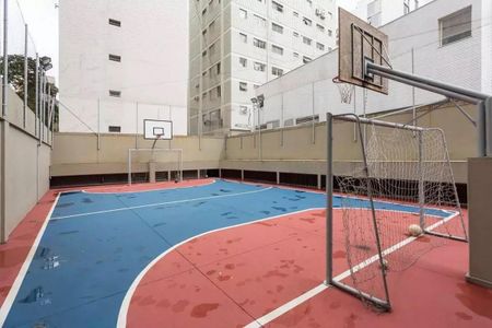 Apartamento à venda com 195m², 4 quartos e 3 vagasCortada de uma quadra de futsal com uma rede de basquete e uma bola no chão.
