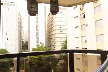 Apartamento à venda com 195m², 4 quartos e 3 vagasVaranda com vista para o prédio vizinho, com duas lâmpadas suspensas e uma vista para o jardim.