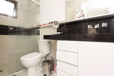 Apartamento à venda com 195m², 4 quartos e 3 vagasBanheiro com piso de porcelanato, vaso sanitário e lavatório em porcelana, e espelho em madeira.