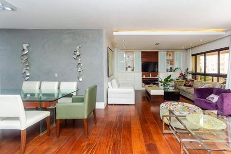 Apartamento à venda com 195m², 4 quartos e 3 vagasSala de estar com móveis modernos e decoração minimalista, com vista para a cidade.